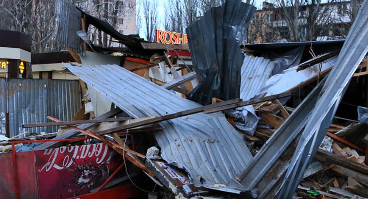 В Одессе экскаватором снесли МАФ: Чуть не погиб охранник