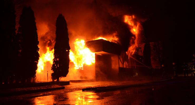 В Ровно ночью сгорел ресторан Истанбул