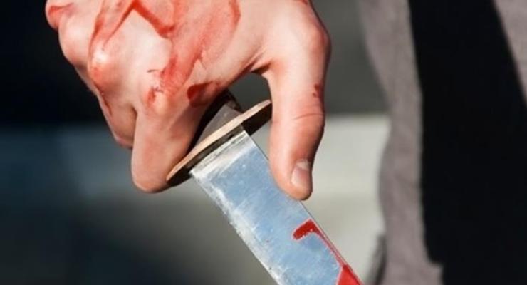 В троллейбусе Одессы мужчину ранили ножом в живот
