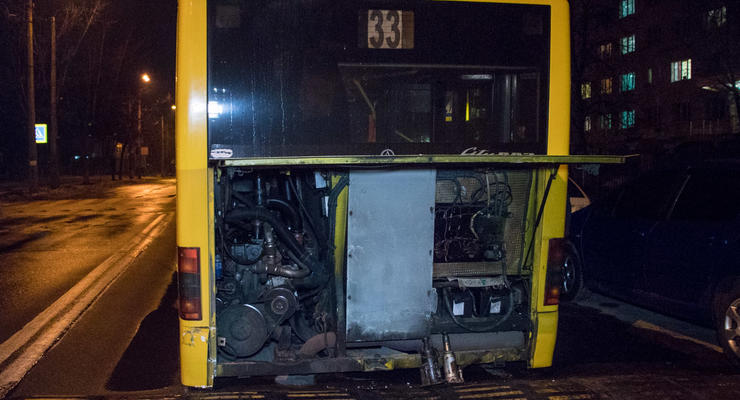 В Киеве у автобуса на ходу оторвалось днище
