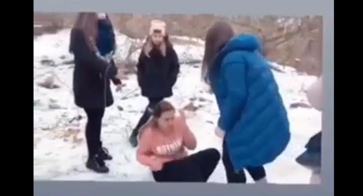 В Житомире девушки-подростки избили свою ровесницу