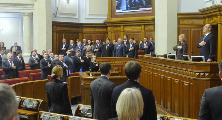 Ждут Порошенко: Сразу две фракции пытались захватить трибуну Рады