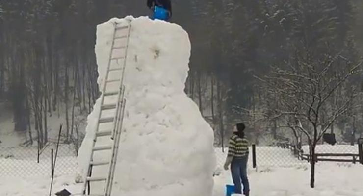 На Закарпатье вылепили снеговика-гиганта