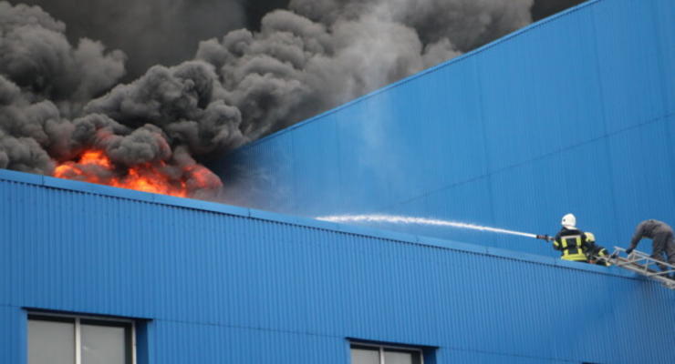 Горело более 10 тыс.кв. метров: Названы виновники пожара на складах возле метро Лесная