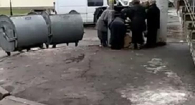 Киевские пенсионеры подрались за "просрочку", выброшенную на помойку