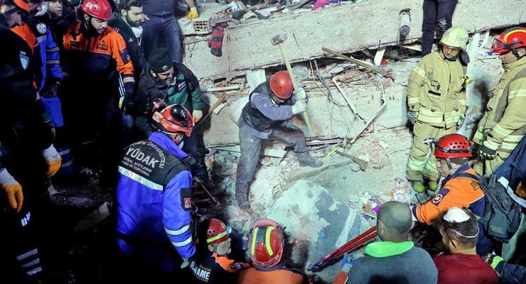 В Стамбуле под руинами обрушившейся многоэтажки нашли живым ребенка