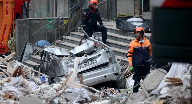 Обрушение дома в Стамбуле: число жертв выросло до шести
