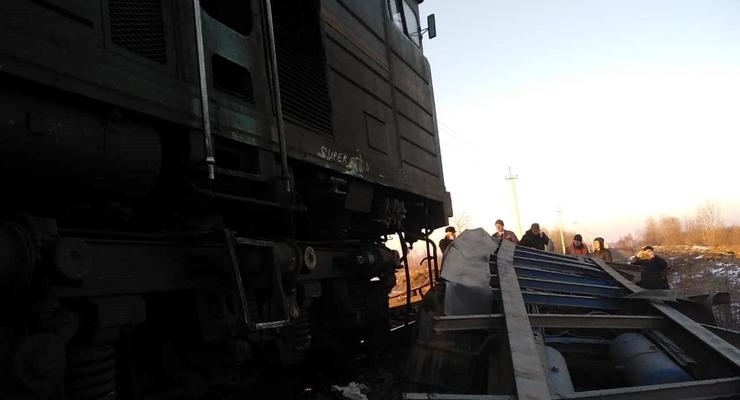 На Прикарпатье пассажирский поезд врезался в грузовик