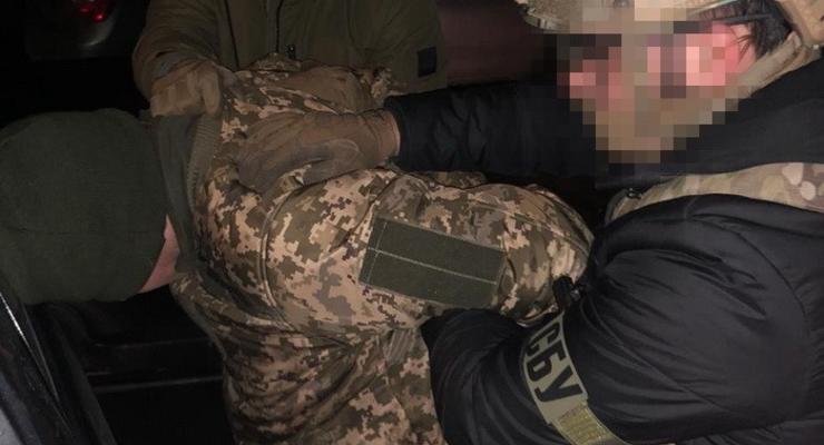 Двое военных продавали "списанное" оружие на Донбассе