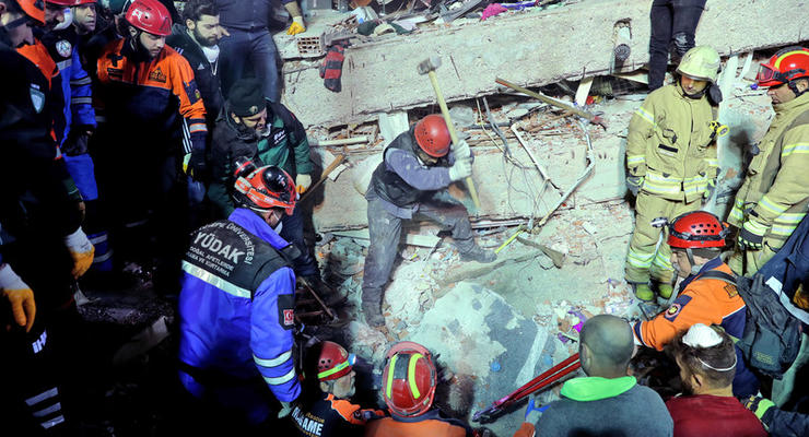 Из-под завалов обрушившегося дома в Стамбуле спасли подростка и девочку