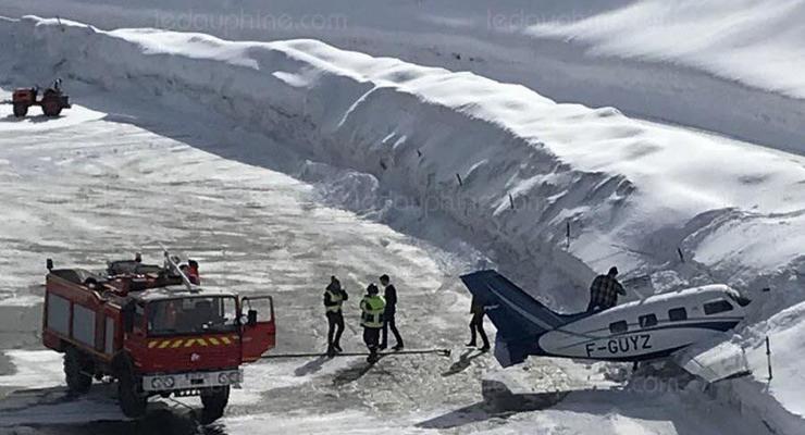 На курорте в Альпах самолет врезался в сугроб