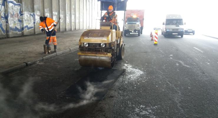 Коммунальщики продолжают ликвидацию опасных разрушений дорожного покрытия во всех районах Киева