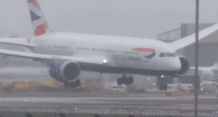 В Британии ураган снес самолет во время посадки