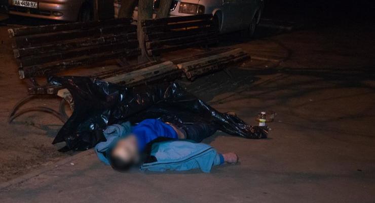 В Киеве нашли мертвого мужчину во дворе жилого дома