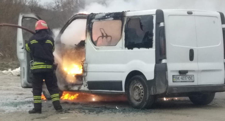 В Хмельницкой области на ходу загорелся микроавтобус