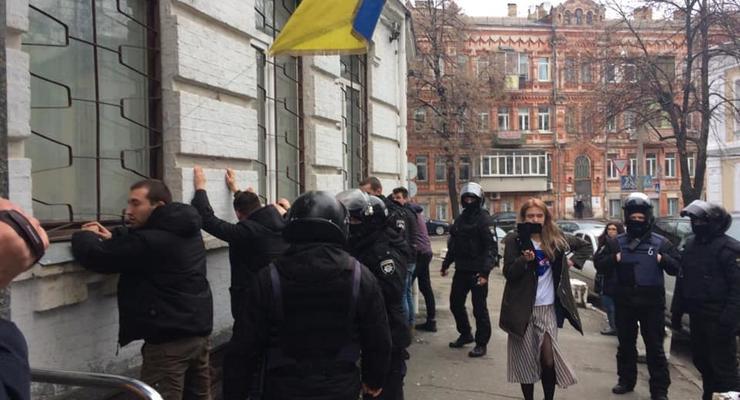 В Киеве штурмовали отделение полиции