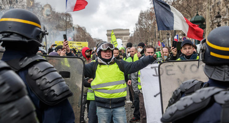 В Париже одному из протестующих оторвало руку