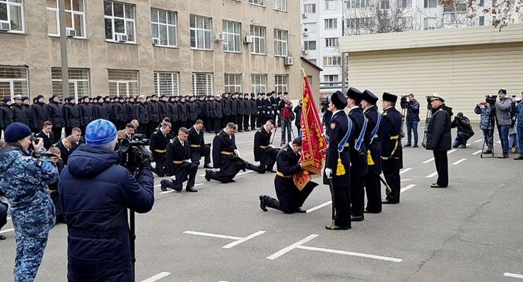 Военнопленные моряки получили погоны лейтенантов заочно - Порошенко