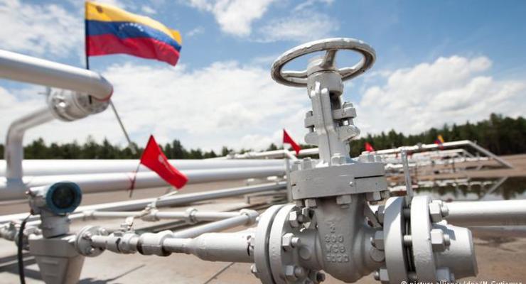 Венесуэла переводит счета нефтяных компаний в российский банк - СМИ