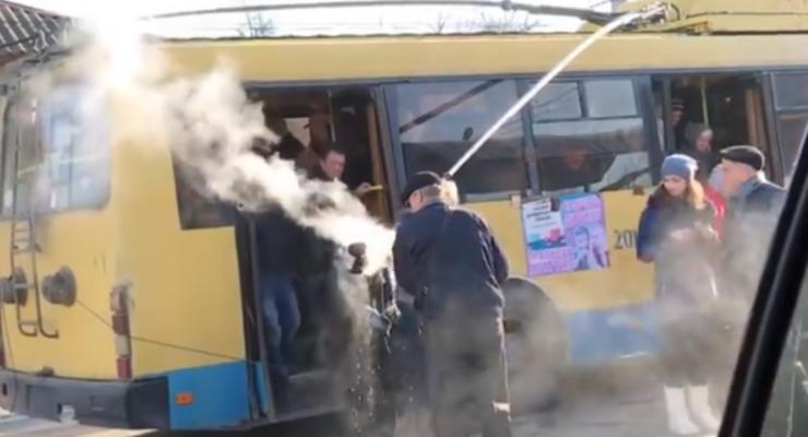В Черновцах троллейбус с пассажирами загорелся на ходу