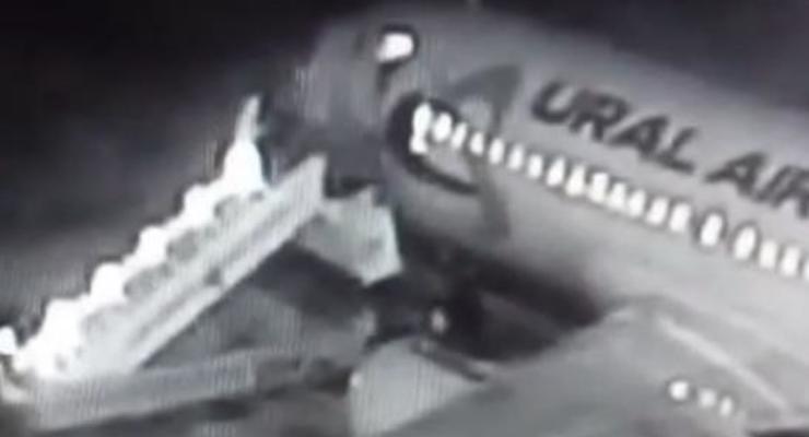 Обрушение трапа в аэропорту Барнаула попало на видео
