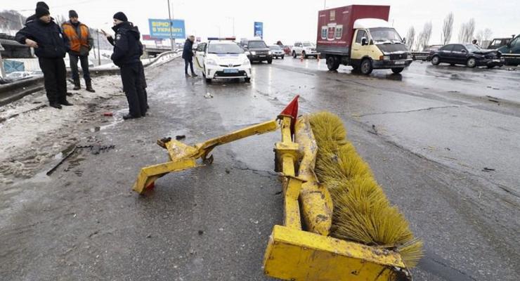 В Киеве МАЗ снес снегоуборочный трактор с моста