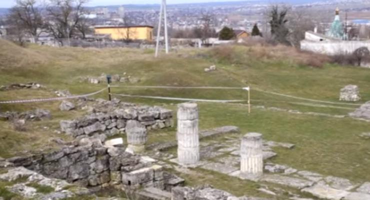 В Керчи рухнули колонны античного города