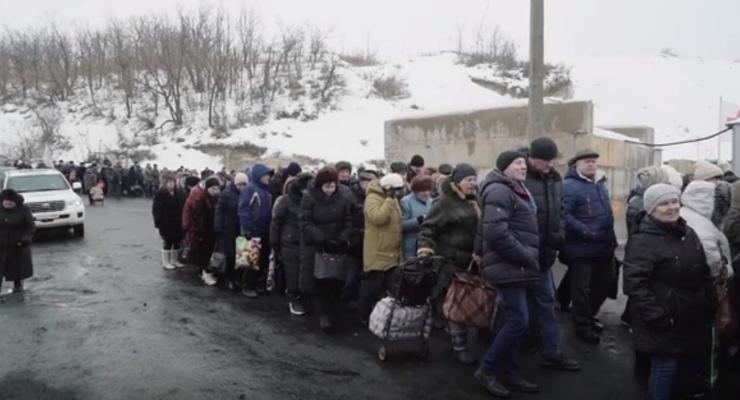Длинные очереди. ОБСЕ показало видео с Донбасса