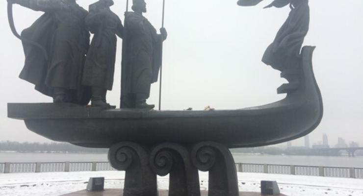 Вандалы повредили памятник основателям Киева