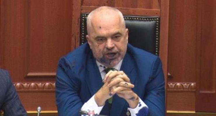 В лицо премьеру Албании брызнули чернилами в парламенте