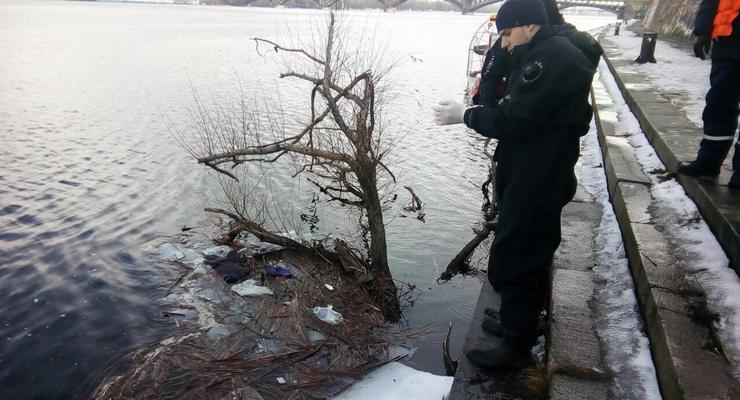 В Киеве из реки достали утопленницу