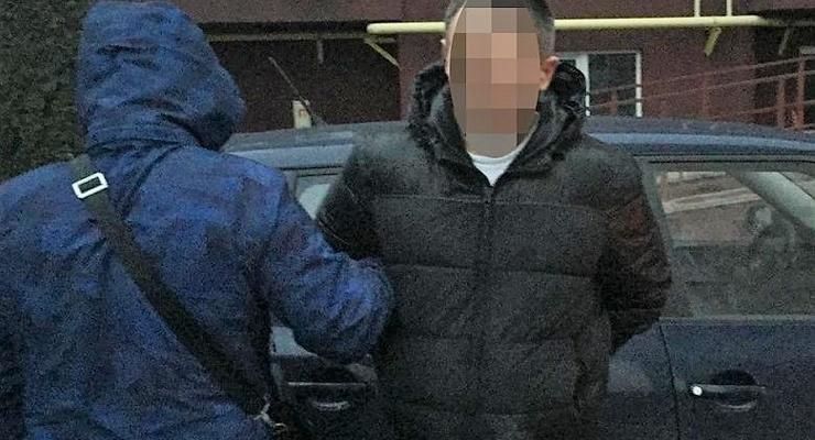 Киевский таксист ограбил иностранца и побил его гида
