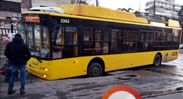В Киеве под троллейбусом провалился асфальт