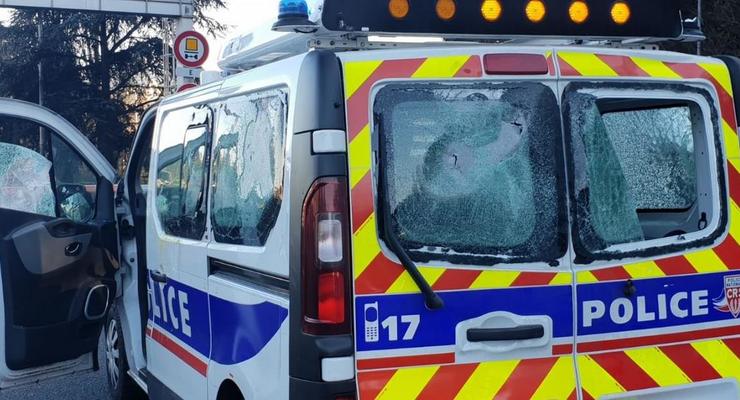 "Желтые жилеты" напали на полицейский автомобиль в Лионе