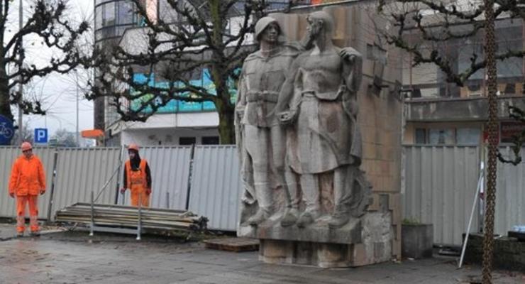 В Польше за пять лет снесли около 100 советских памятников - посол