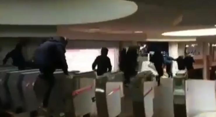 В Харьковском метро подростки устроили массовое перепрыгивание турникетов