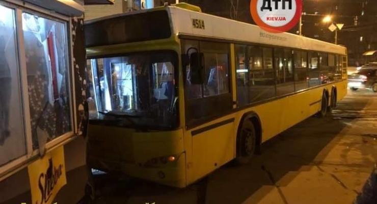 В Киеве водителю автобуса стало плохо: Авто врезалось в магазин