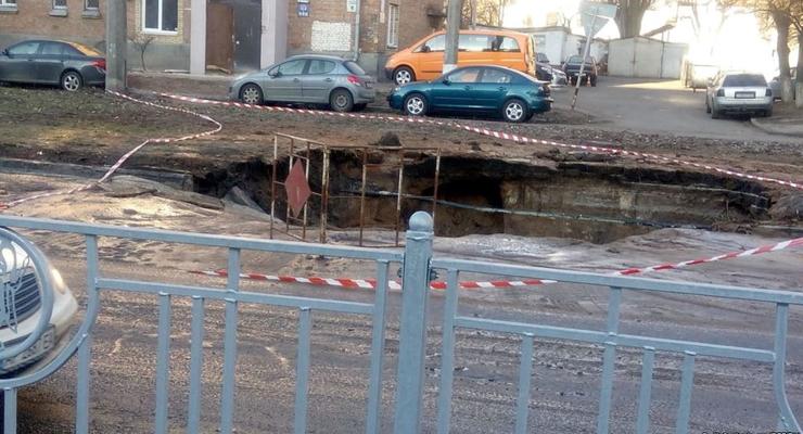 В Киеве на дороге провалился асфальт: Образовалась огромная яма