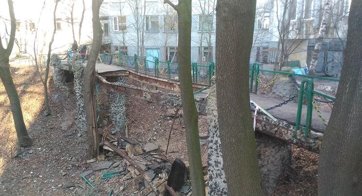 В Киеве рухнул пешеходный мост на территории института