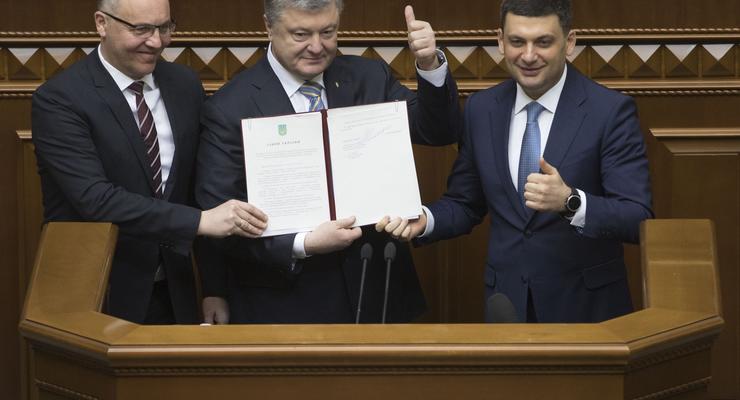 Порошенко в зале ВР подписал закон о курсе Украины в НАТО и ЕС