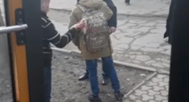 В Черновцах пассажир маршрутки ударил водителя камнем по голове