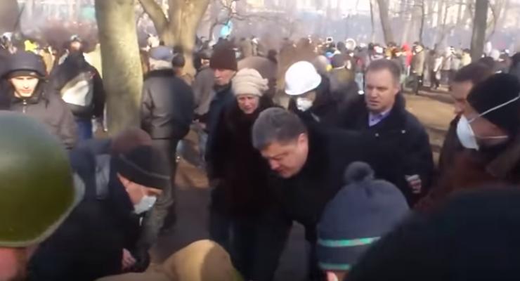 Евромайдан: Появилось видео, как Порошенко помогает выносить раненых