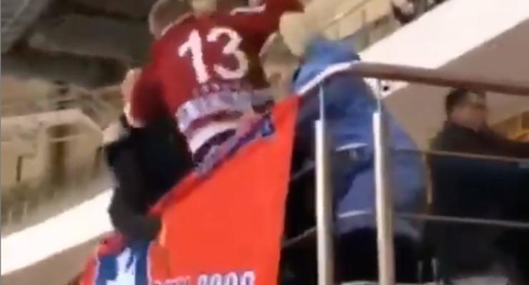 Массовая драка родителей юных белорусских хоккеистов попала на видео