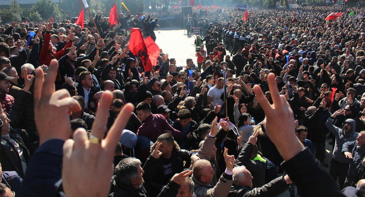 Тысячи албанцев вышли на протесты против правительства