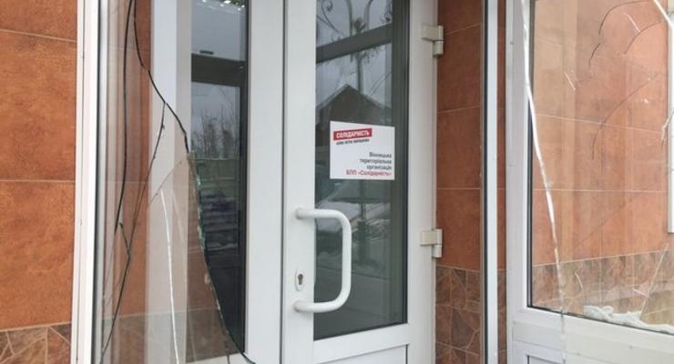 В центре Винницы разбили двери в офисе БПП Солидарность