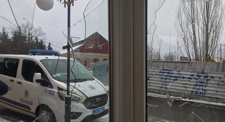 В Виннице разбили окна в офисе партии Порошенко