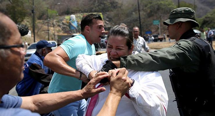 В Венесуэле произошли столкновения оппозиции и полиции из-за гумпомощи