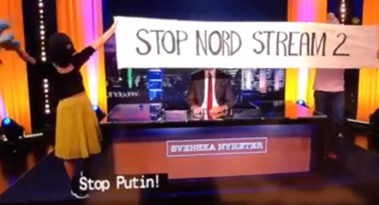 В поддержку Украины Pussy Riot устроили дерзкую акцию на шведском ТВ
