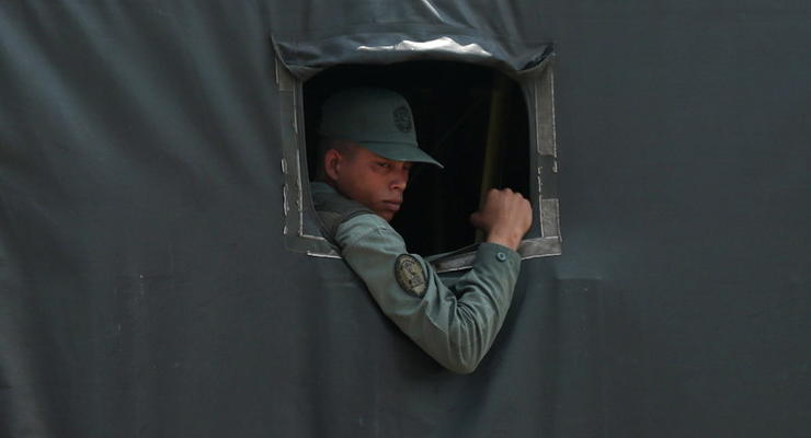 Убежища в Колумбии попросили более 60 военных Венесуэлы