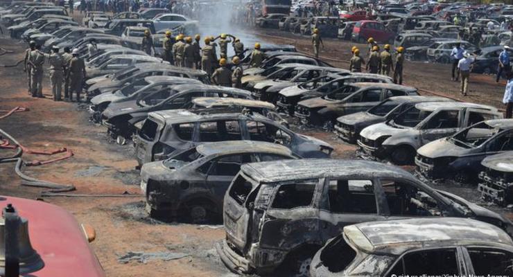 На авиашоу в Индии сгорели почти 300 авто